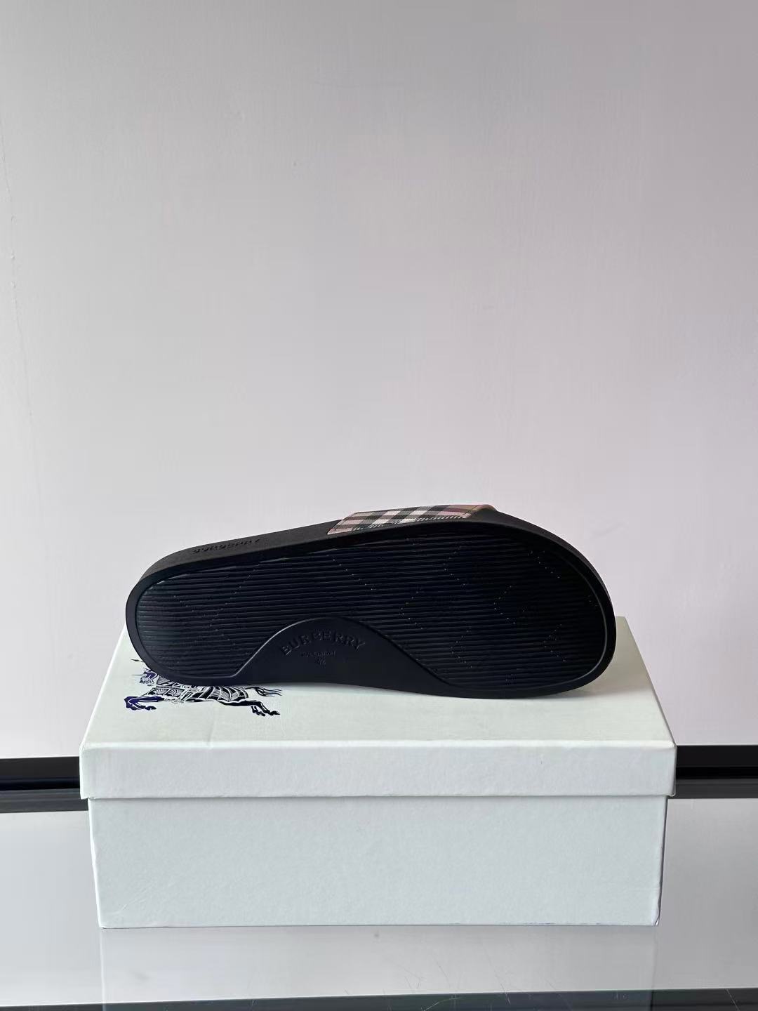 Burberry チェック スライド
