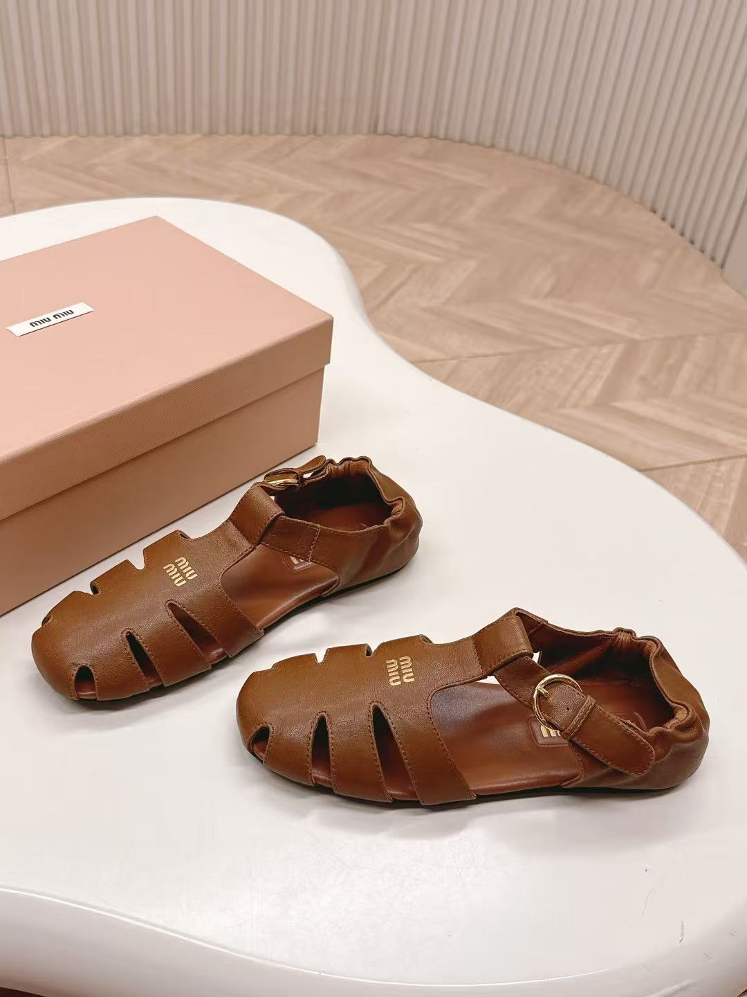 miumiu ルーシュ ナッパレザー フィッシャーマンズサンダル