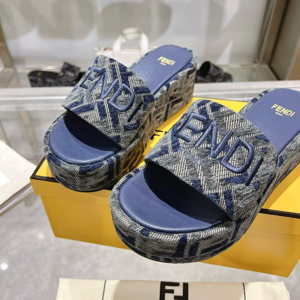 Fendi フェンディ サンシャイン ブルーFFデニム フラットフォームスライド