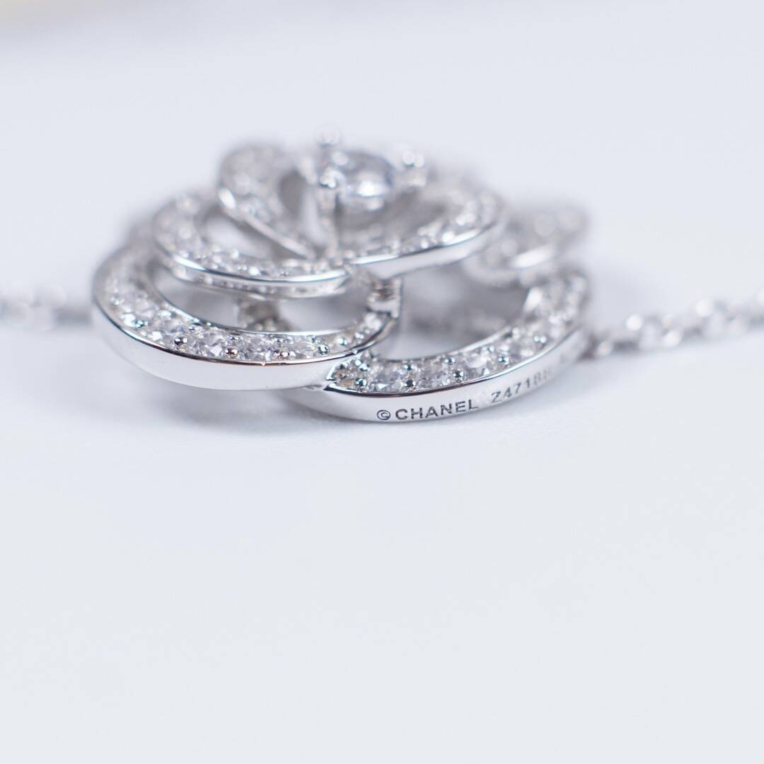 カメリア コレクション ネックレス 18Kホワイトゴールド、ダイヤモンド、ミディアムモデル