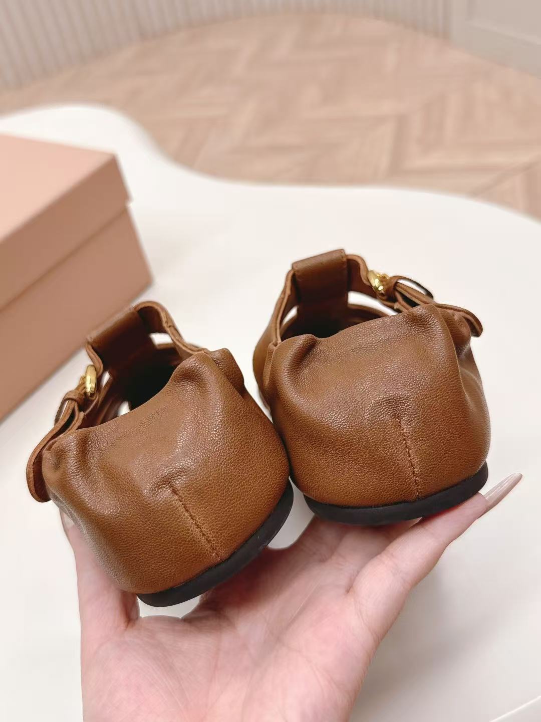 miumiu ルーシュ ナッパレザー フィッシャーマンズサンダル