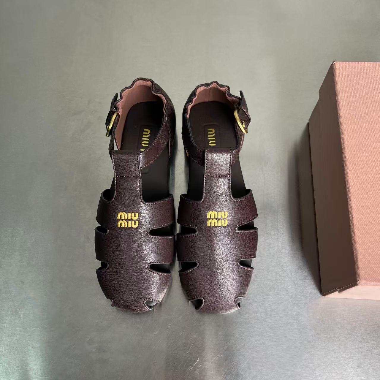 miumiu ルーシュ ナッパレザー フィッシャーマンズサンダル