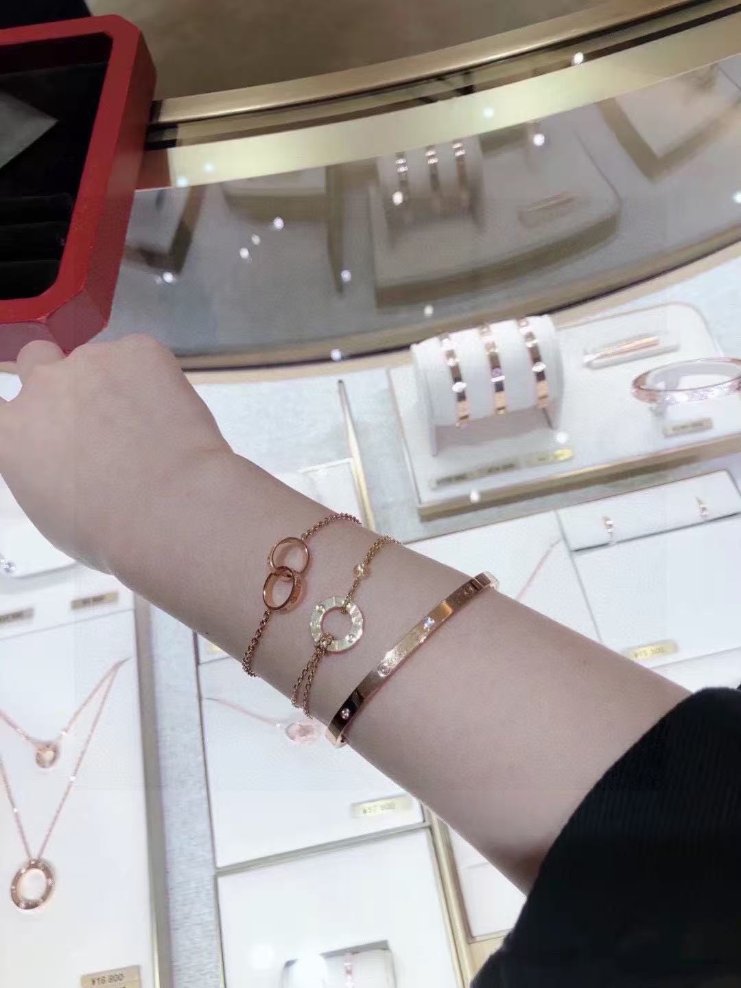 Cartier Love bracelet, on chain 【オンライン限定】Love ブレスレット  チェーン
