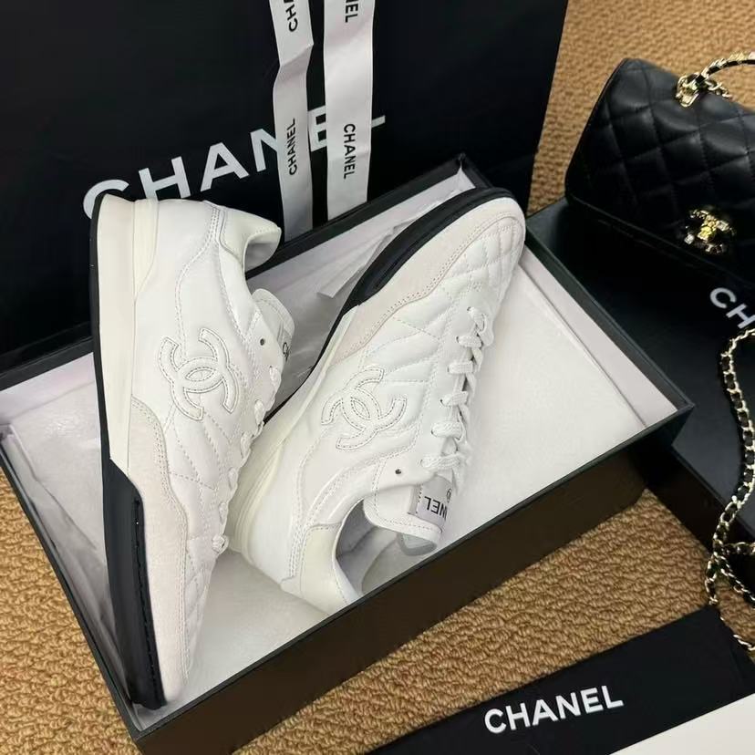 CHANEL シャイニー カーフスキン、カーフスキン & スエード カーフスキン  ホワイト