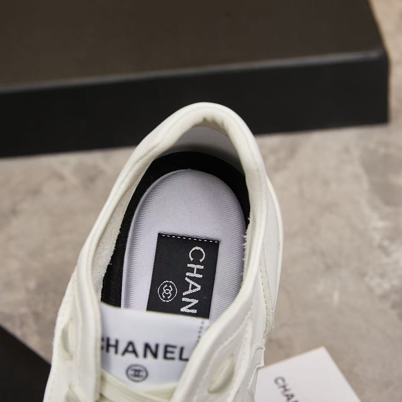 CHANEL 2024/25年 クルーズ コレクション ショー スニーカー