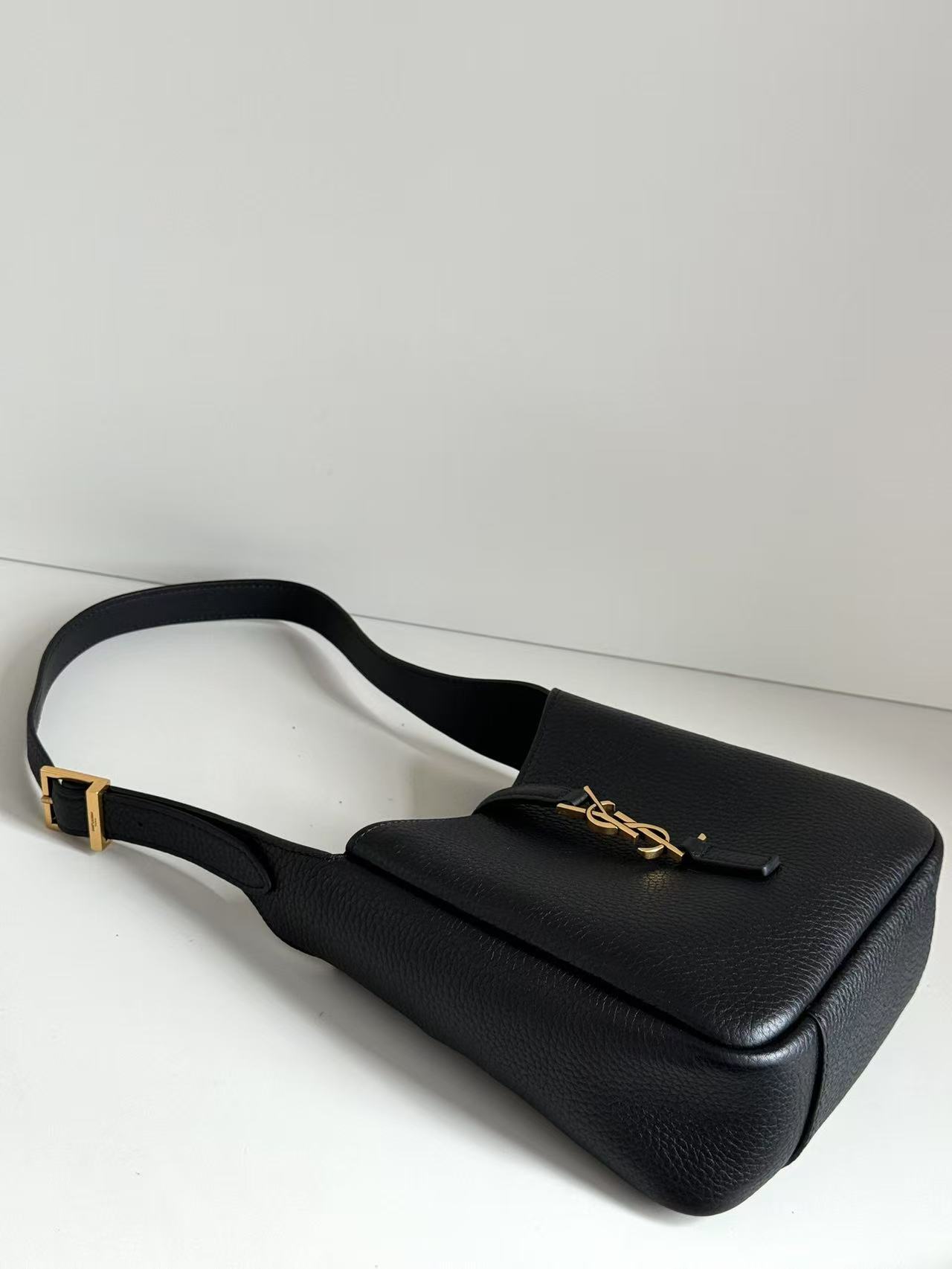 Saint Laurent サンローラン  LE 5 À 7 ソフト ベビー（グレインレザー）