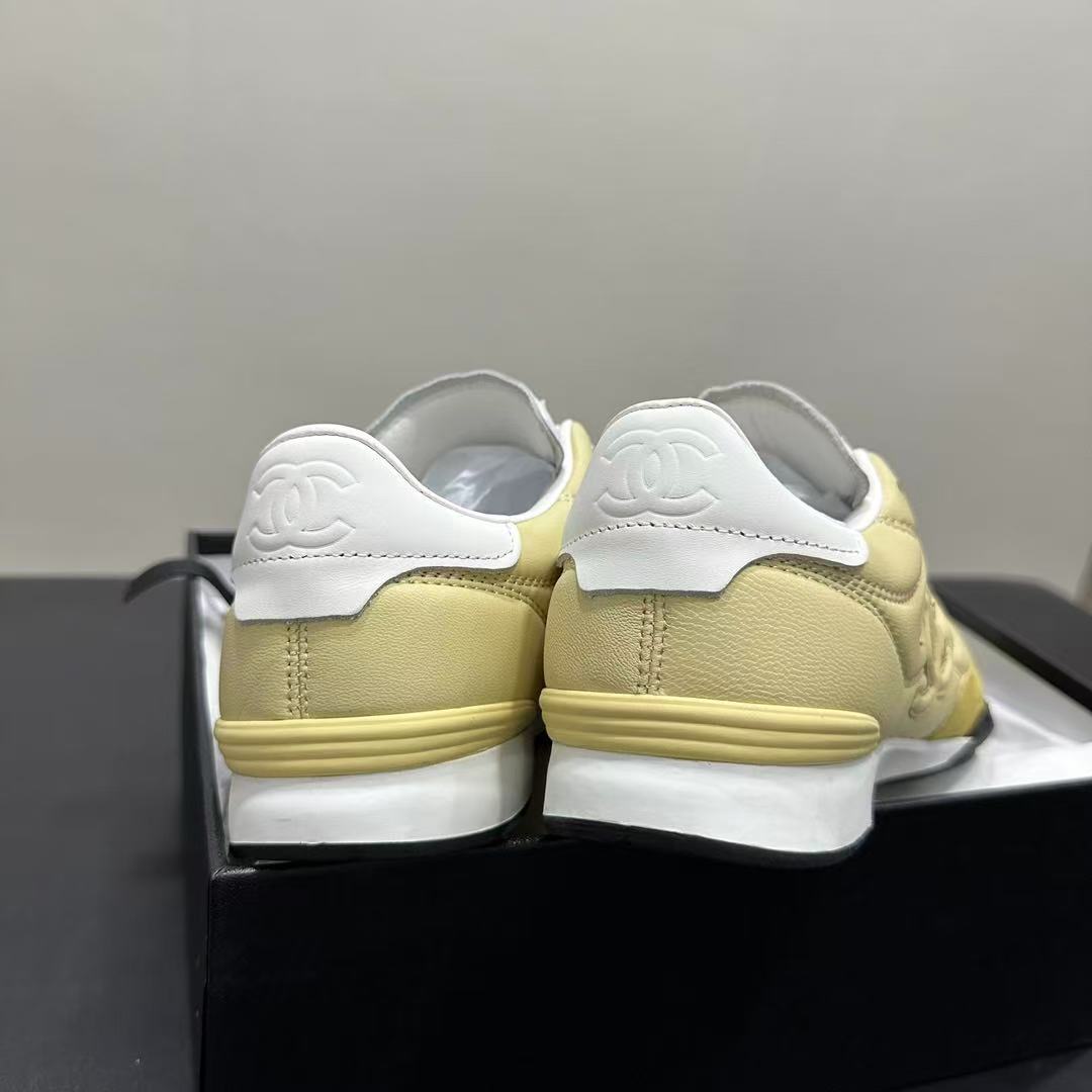 CHANEL シャイニー カーフスキン カーフスキン & スエード カーフスキン  ライトイエロー & ホワイト