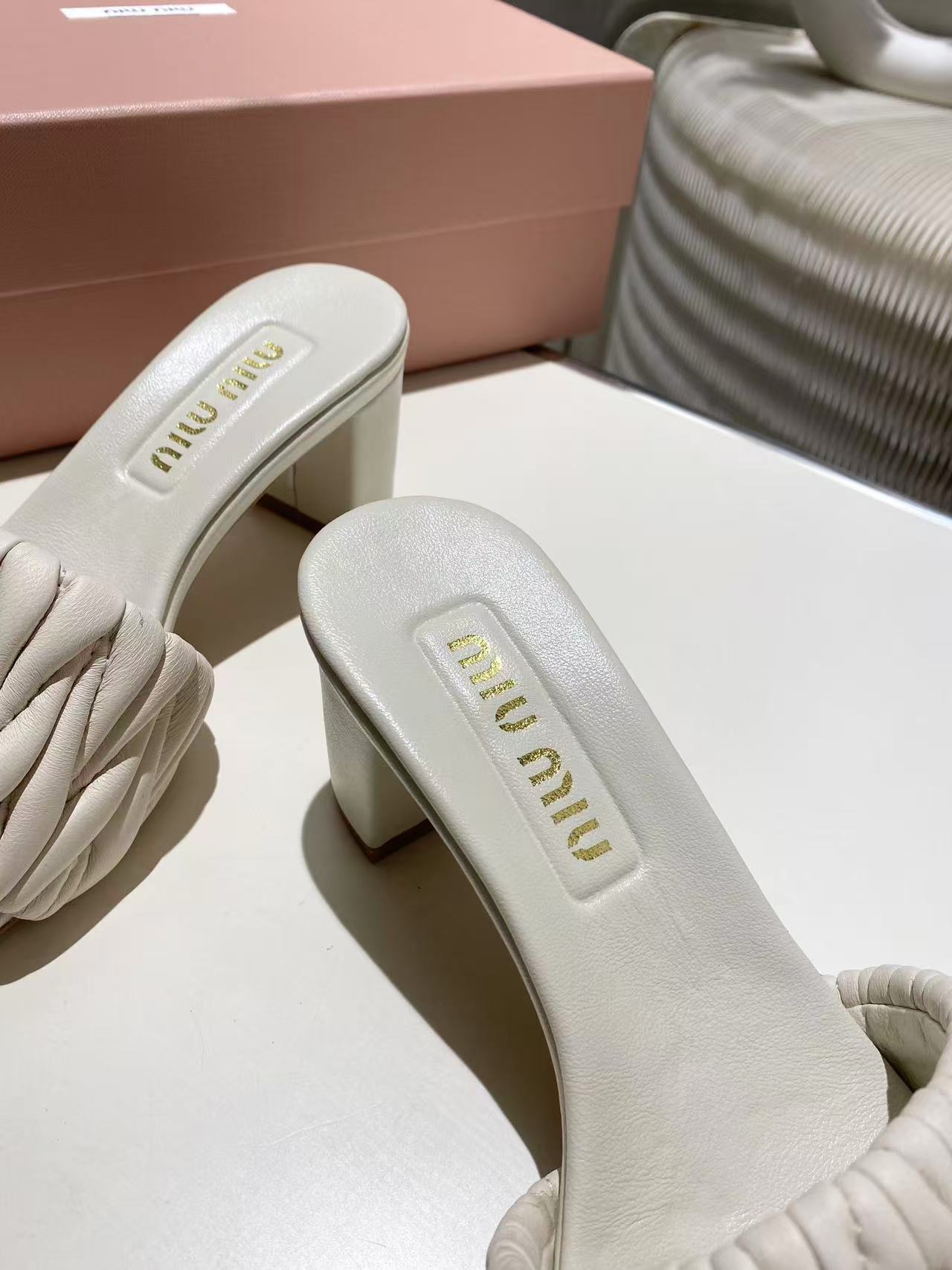 miumiu マテラッセレザー スライドサンダル