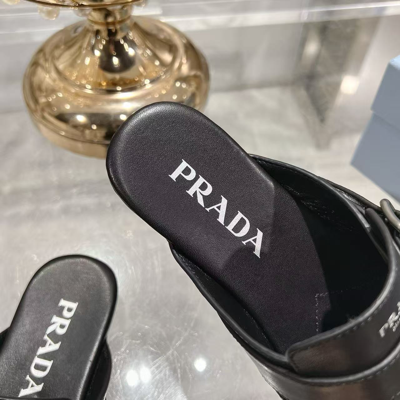 Prada プラダ シャッフル バックルストラップ & フリンジ付 アンティークレザー ミュール