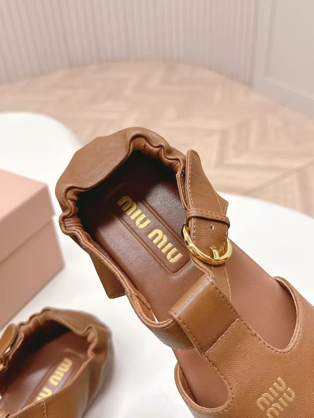 miumiu ルーシュ ナッパレザー フィッシャーマンズサンダル