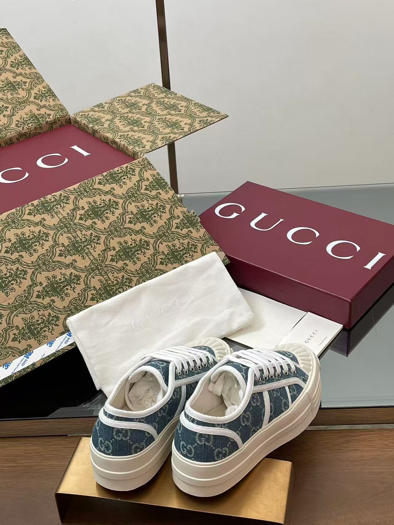 GUCCI ウィメンズ チャンキー スニーカー