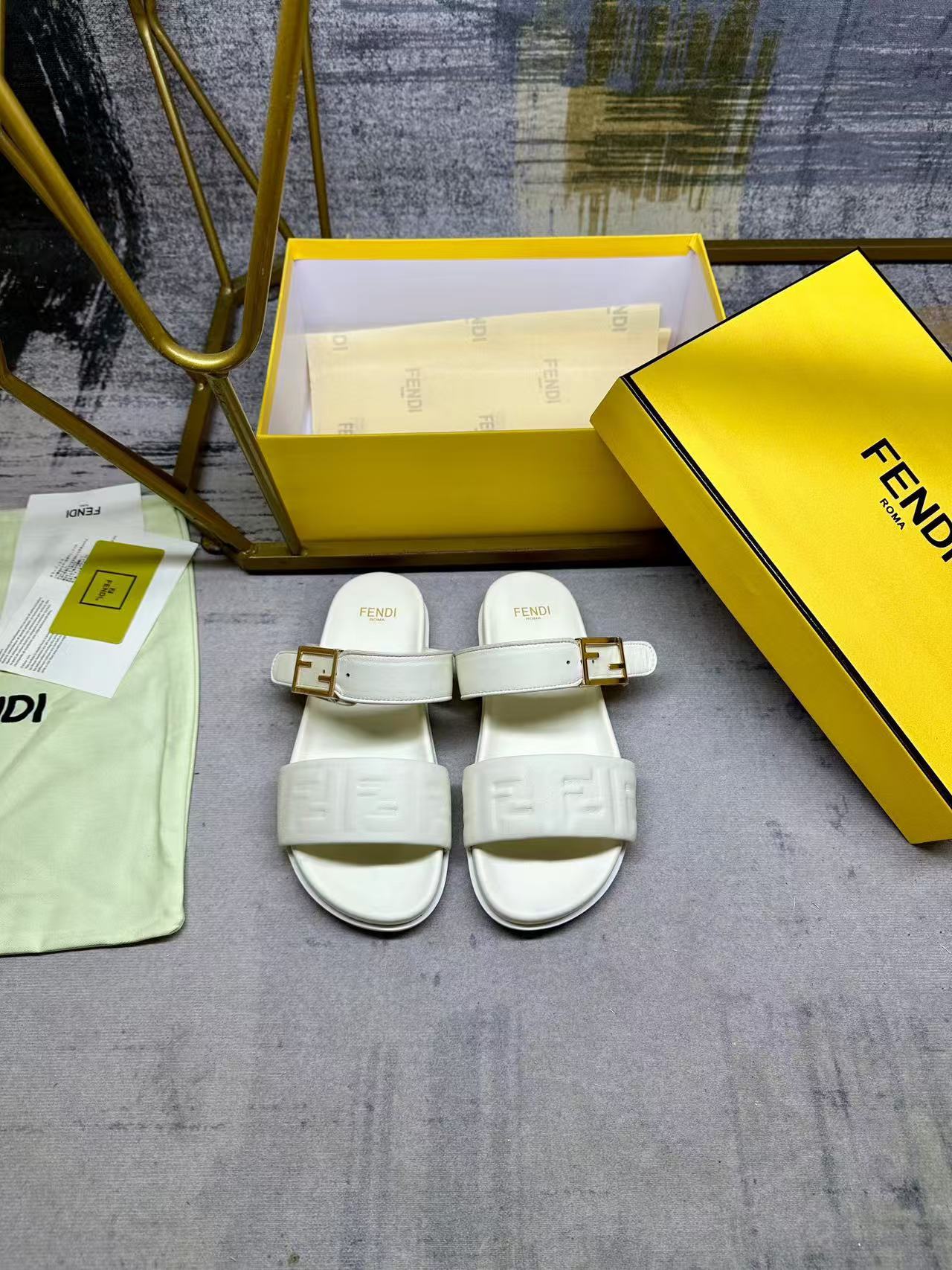 Fendi フェンディ フィール ホワイトナッパレザー サンダル