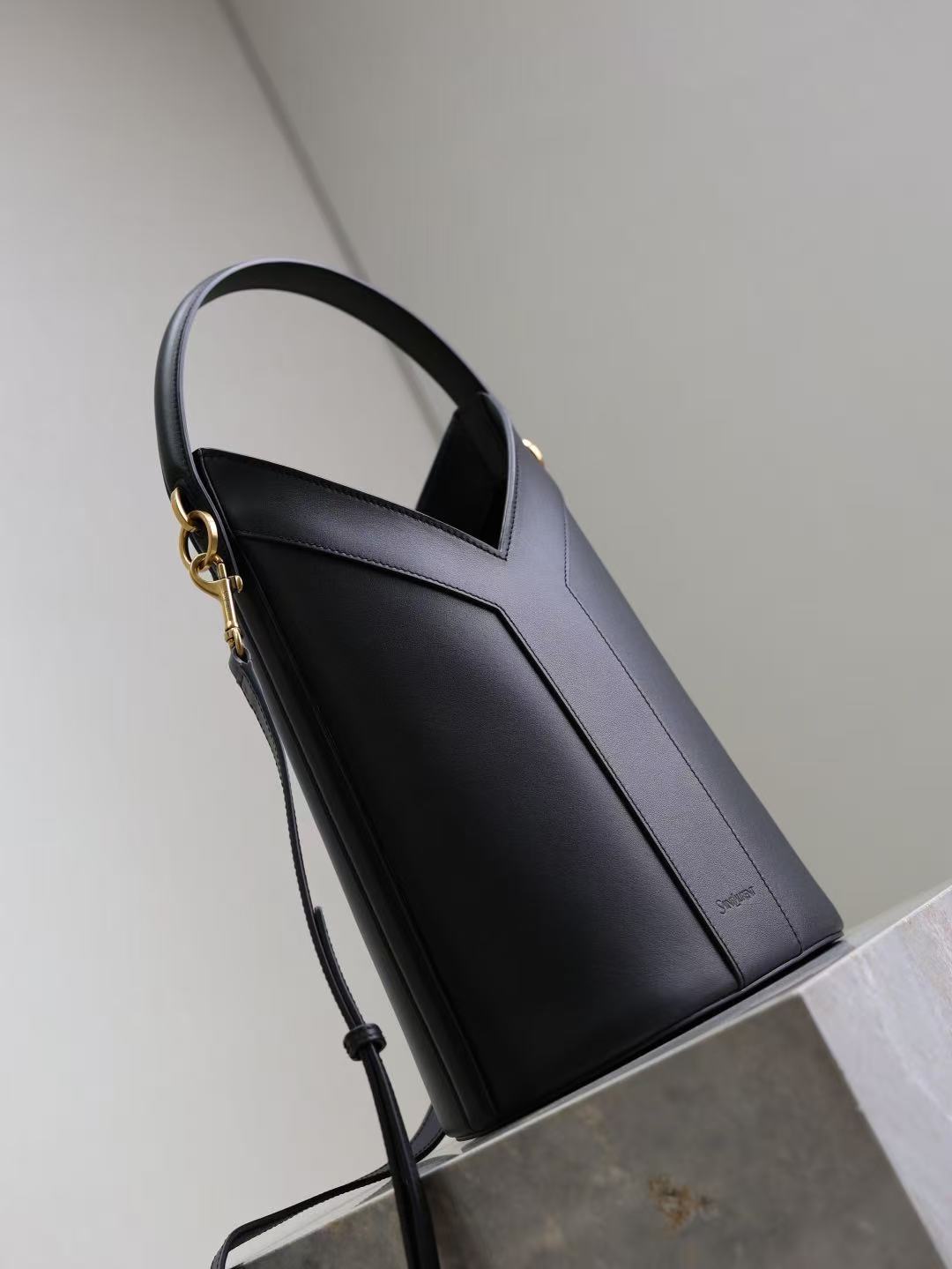 Saint Laurent サンローラン トップハンドル バケットバッグ（レザー）