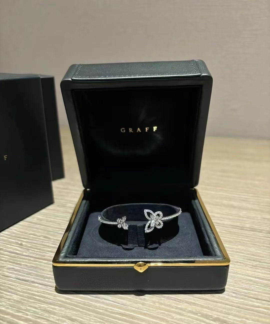 Graff バタフライ シルエット オープン ダイヤモンド バングル
