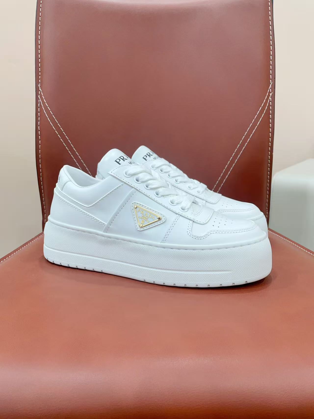 Prada プラダ ダウンタウン ボールド レザー スニーカー