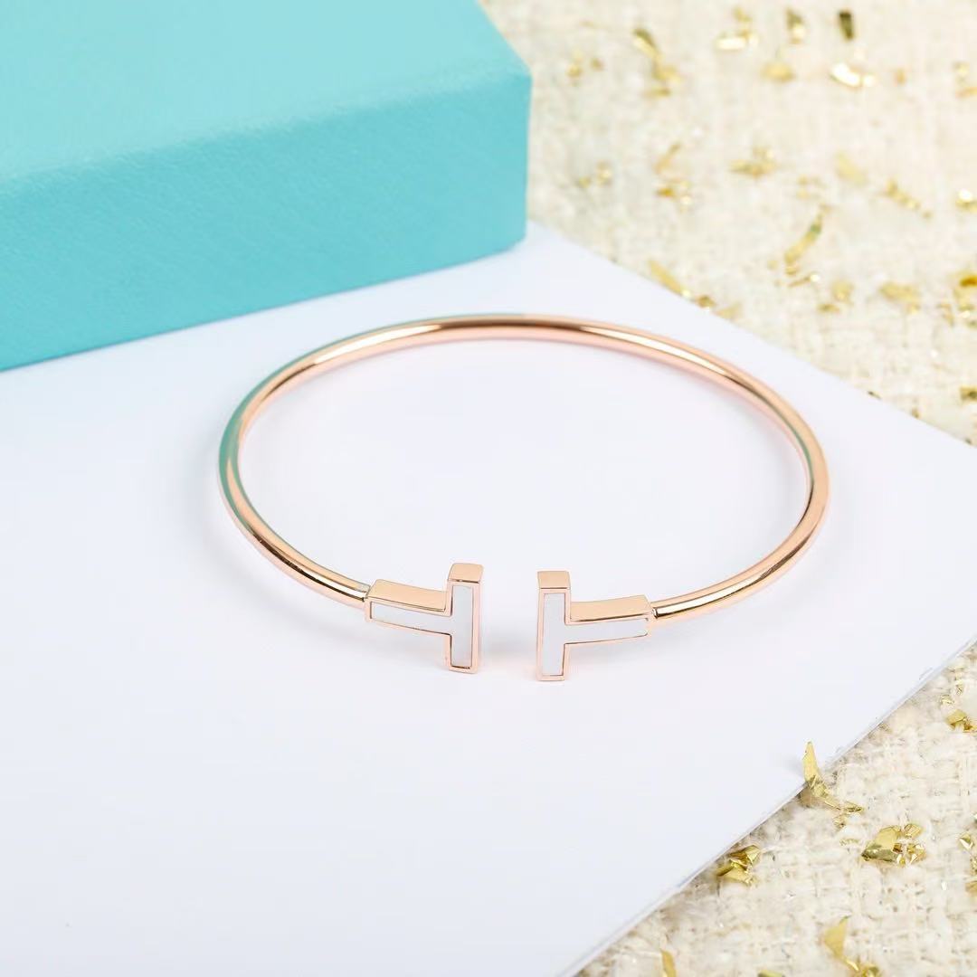 Tiffany ワイヤー ブレスレット イエローゴールドにマザーオブパールをセッティング