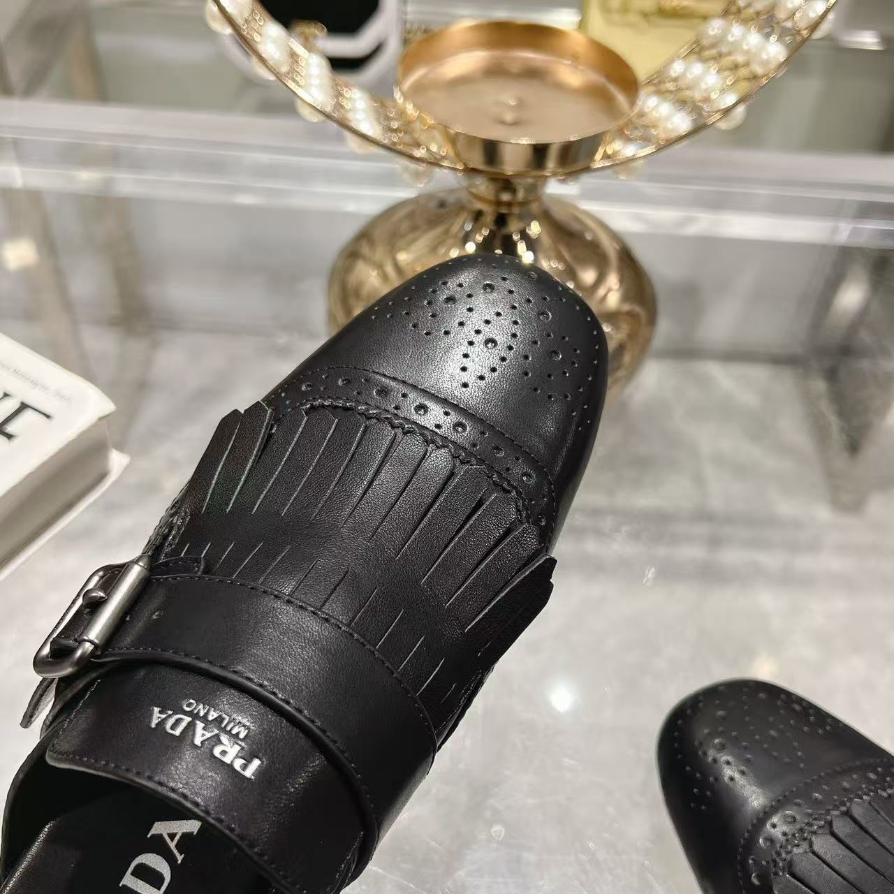 Prada プラダ シャッフル バックルストラップ & フリンジ付 アンティークレザー ミュール