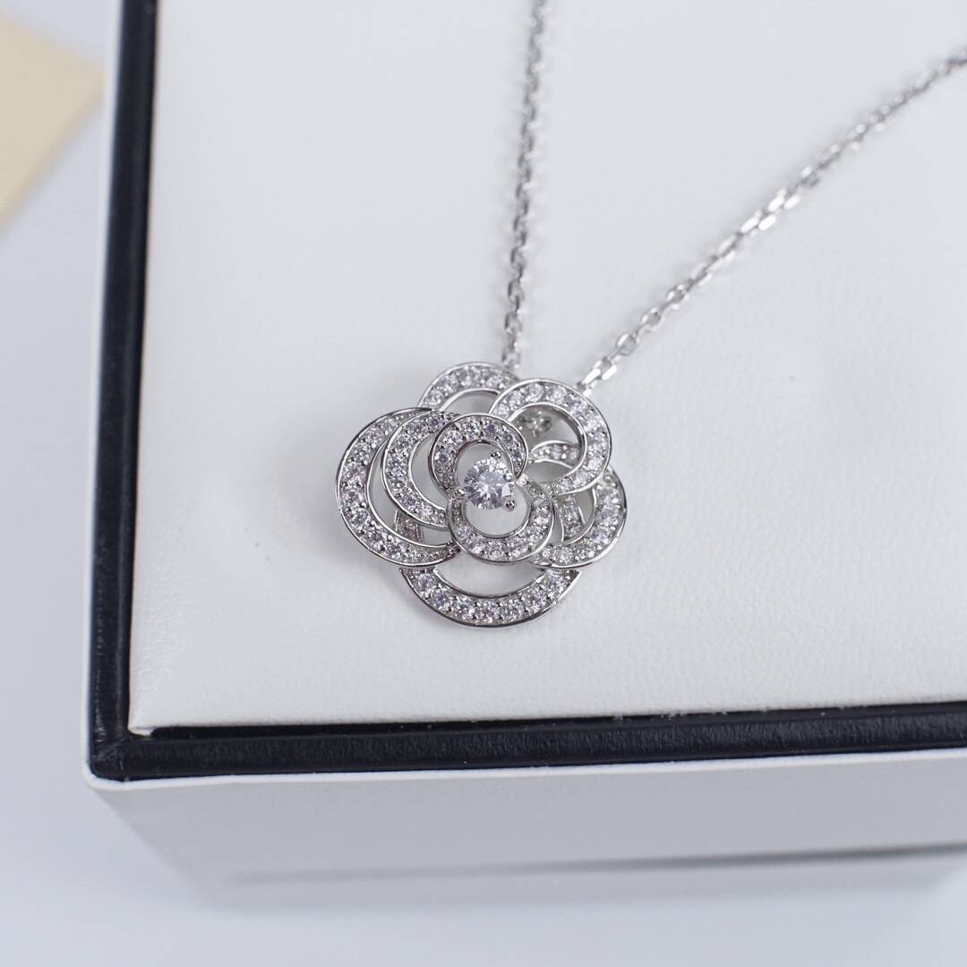 カメリア コレクション ネックレス 18Kホワイトゴールド、ダイヤモンド、ミディアムモデル