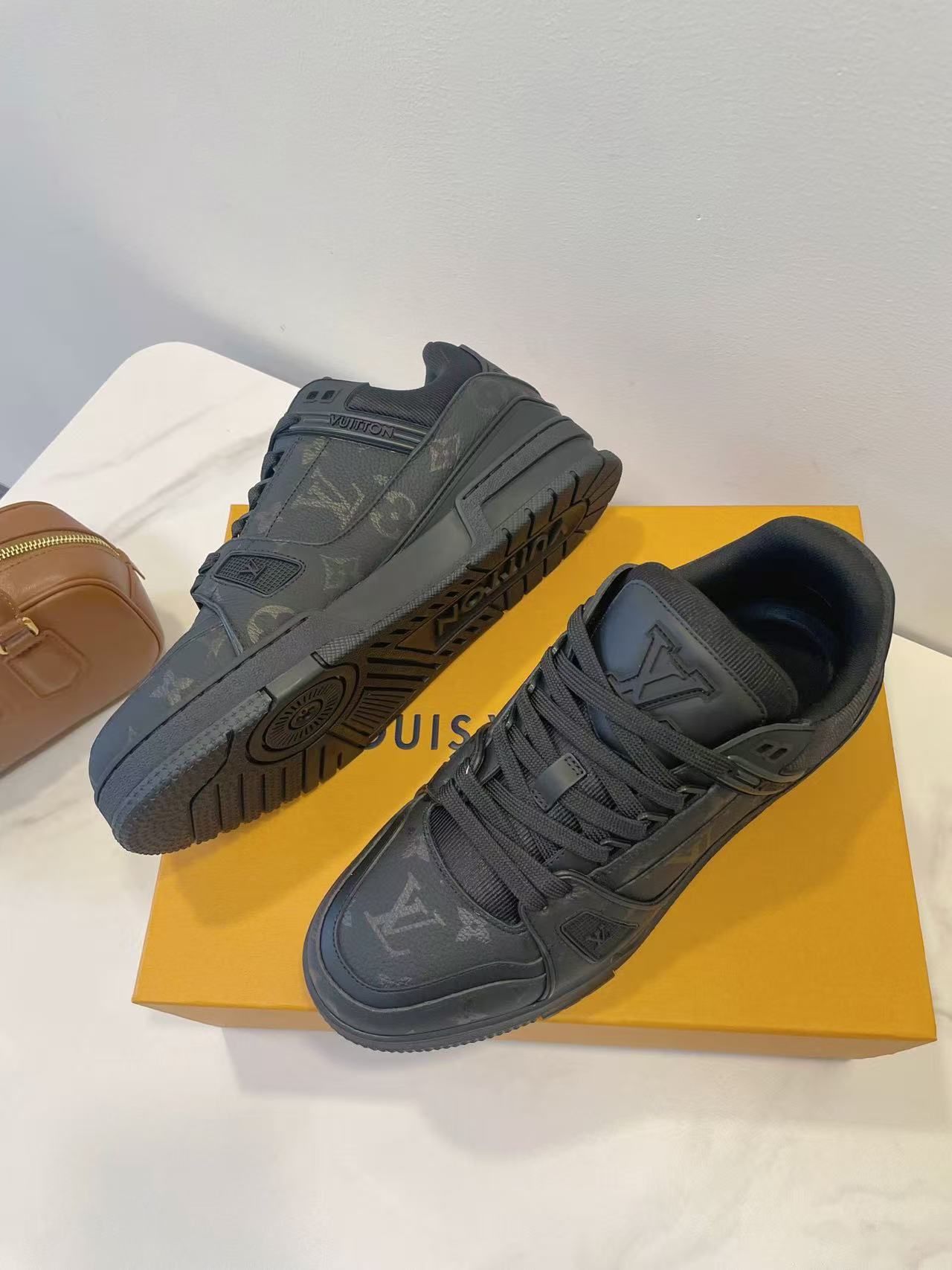 LV トレイナー スニーカー