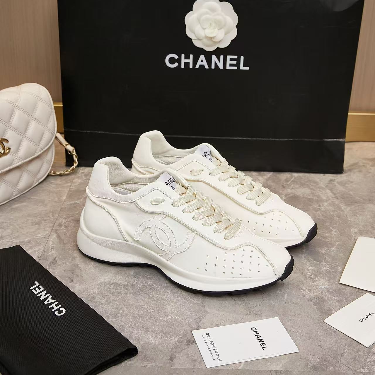 CHANEL 2024/25年 クルーズ コレクション ショー スニーカー