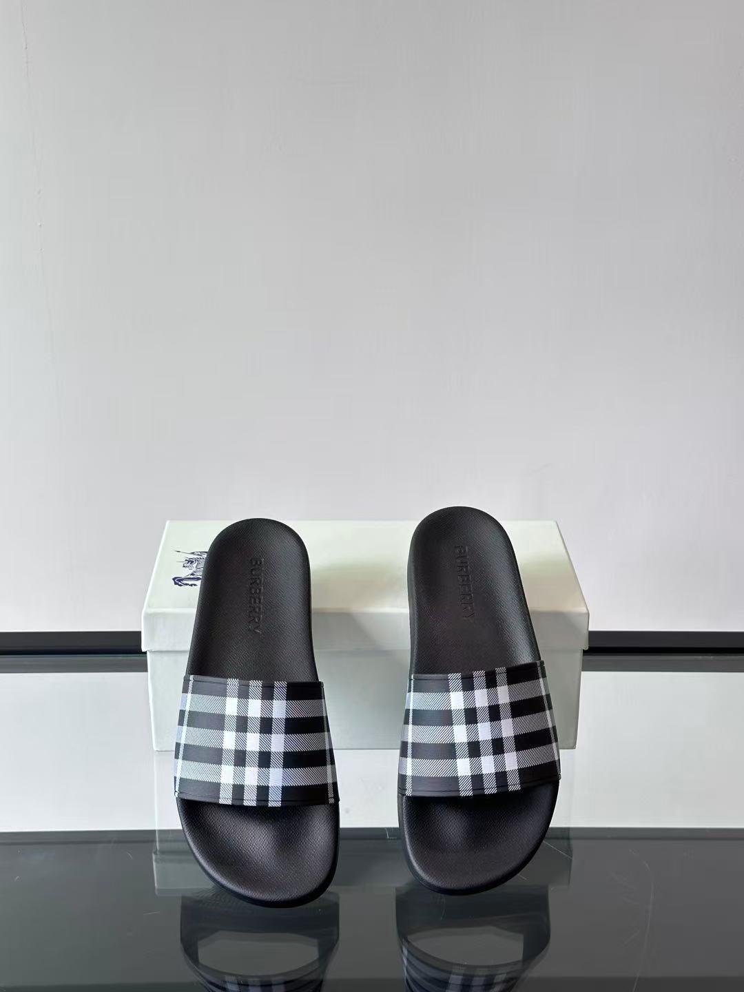 Burberry チェック スライド