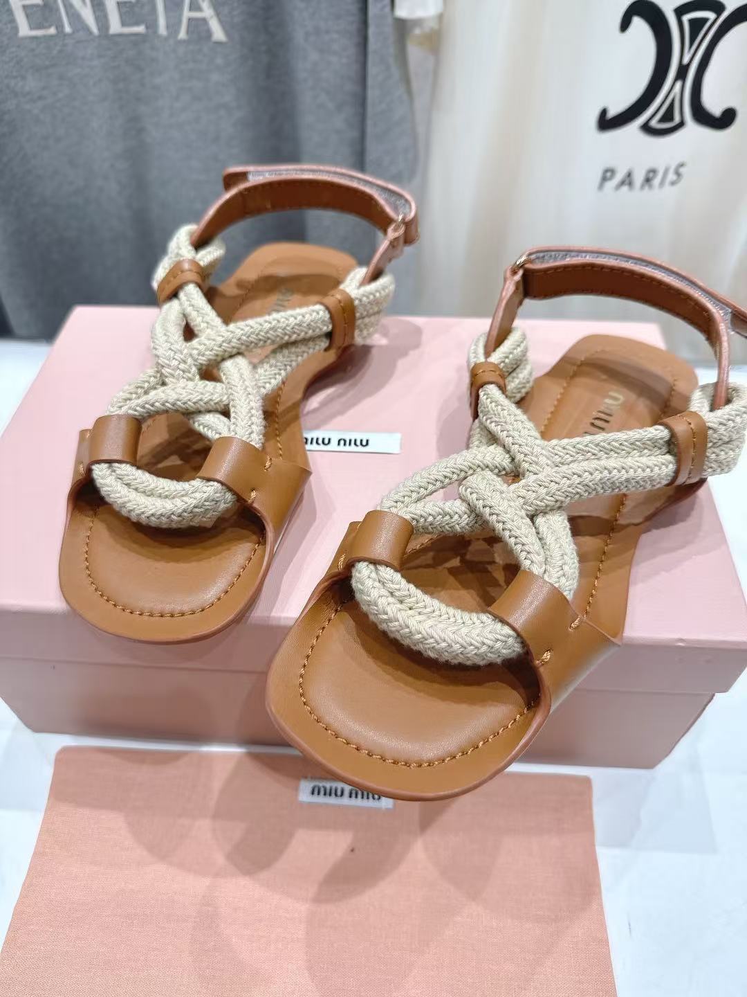 miumiu コード フラットサンダル