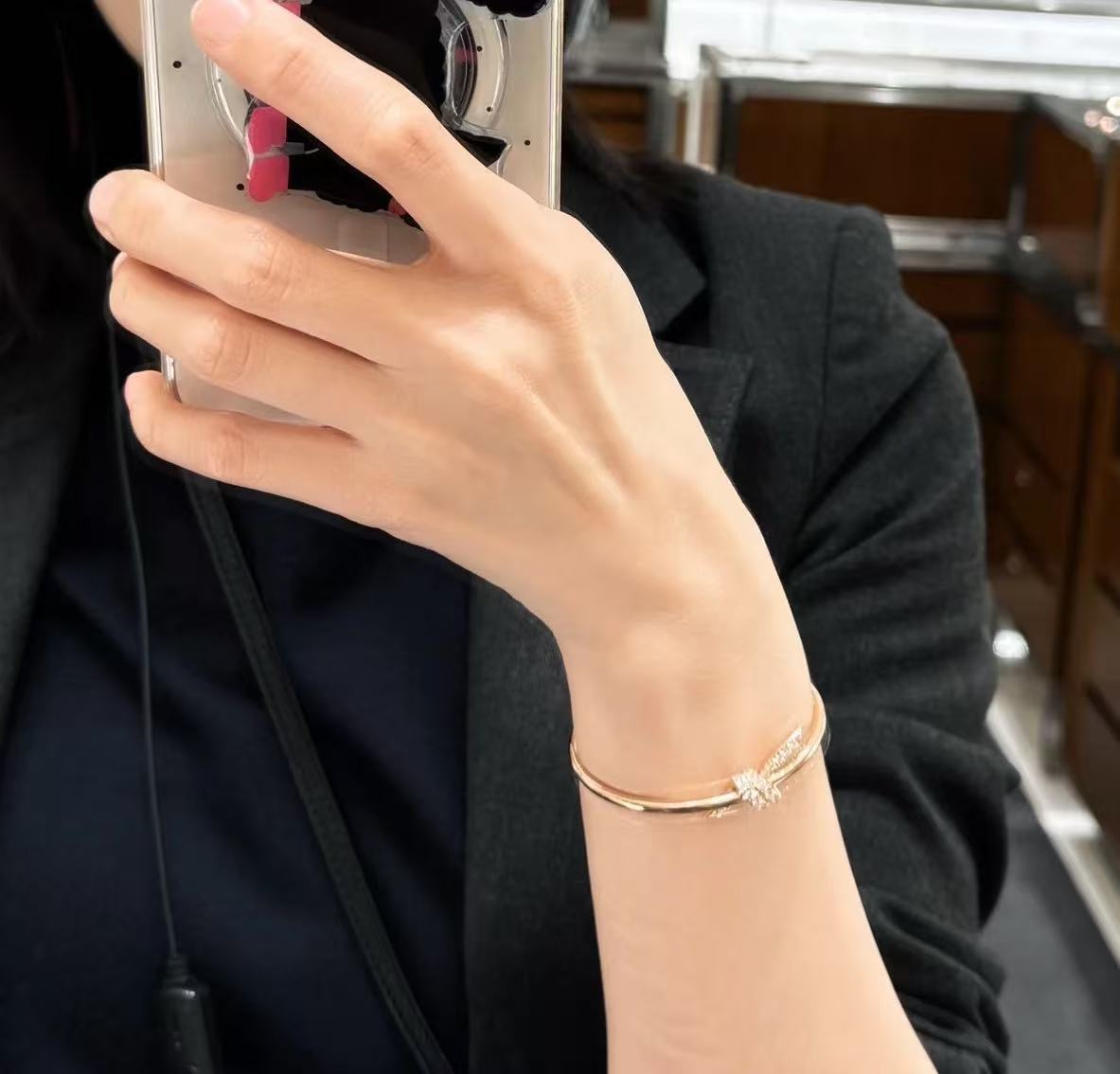 ティファニー ノット ワイヤー バングル ローズゴールドにダイヤモンドをセッティング