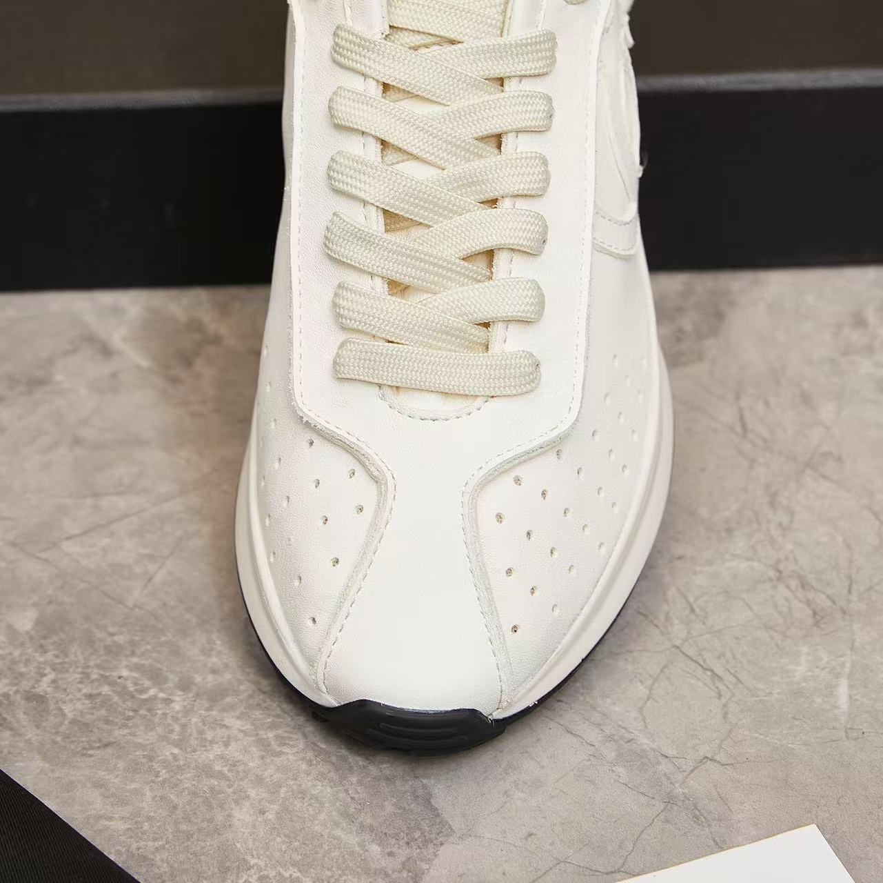 CHANEL 2024/25年 クルーズ コレクション ショー スニーカー