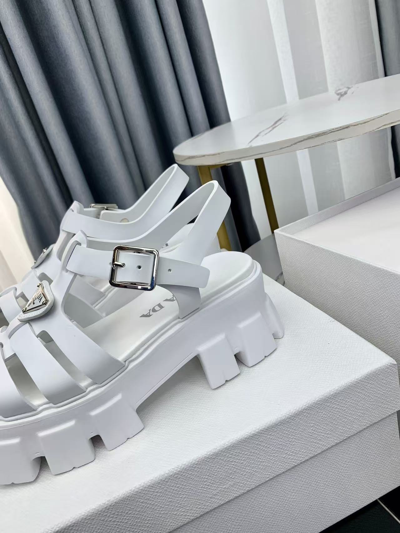 Prada プラダ モノリス ラバー サンダル