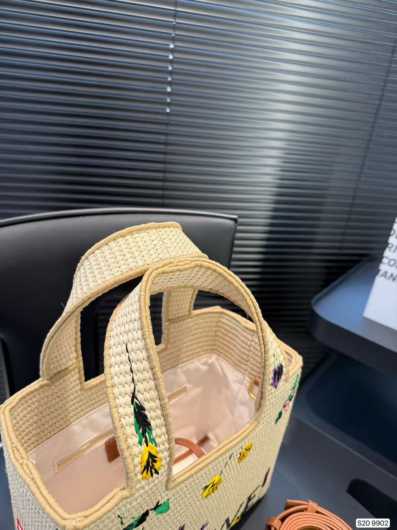 Loewe ロエベフォント トート スモール（ラフィア）