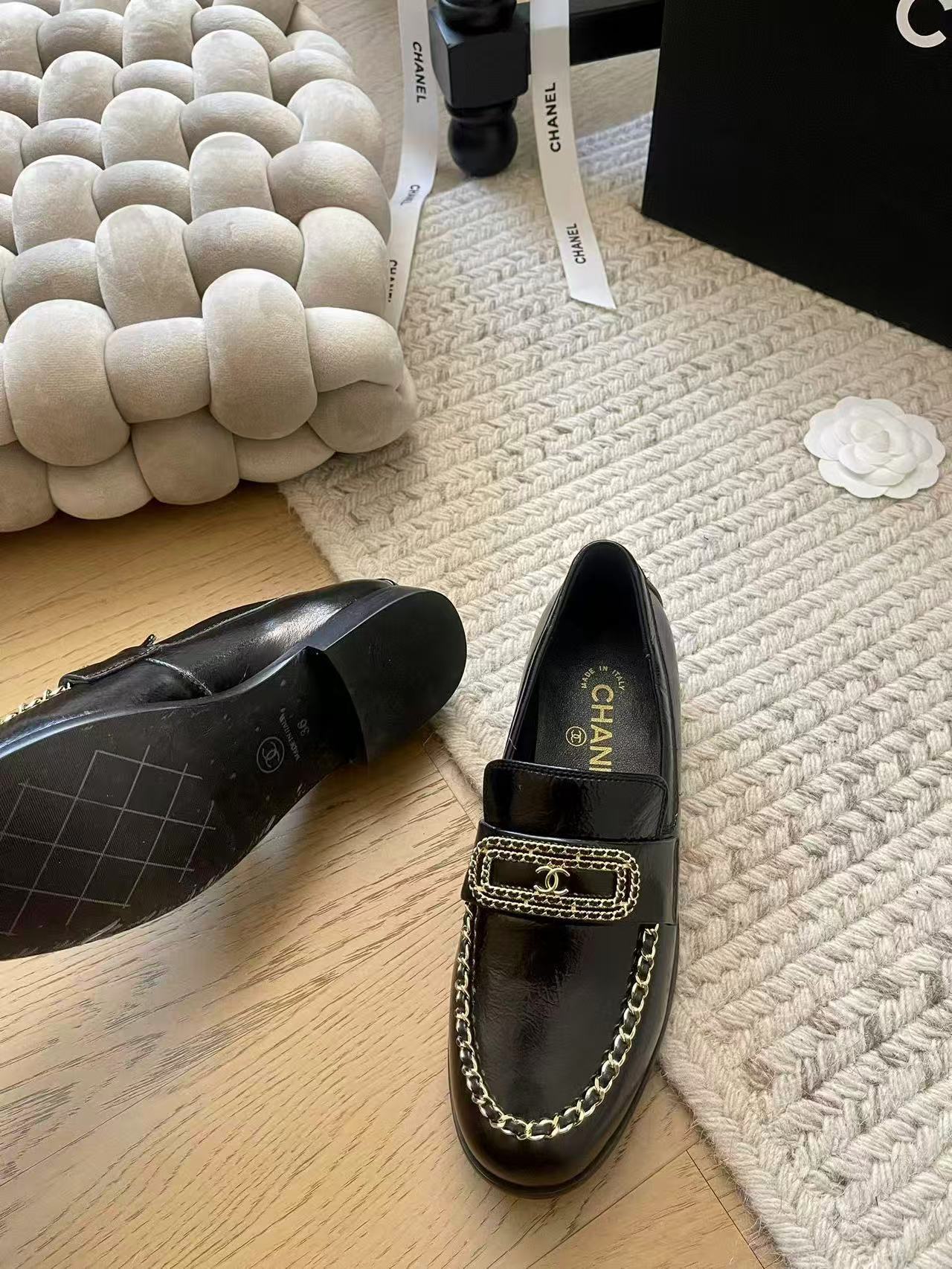 CHANEL 2024/25年 クルーズ コレクション ショー ローファー クランプル シャイニー ラムスキン  ブラック