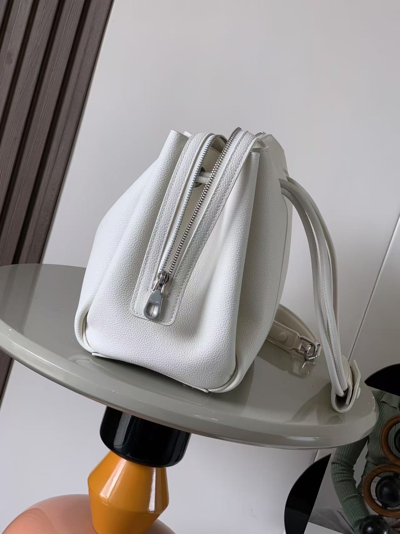Loewe マドリードバッグ ミディアム（サプルグレインカーフ）