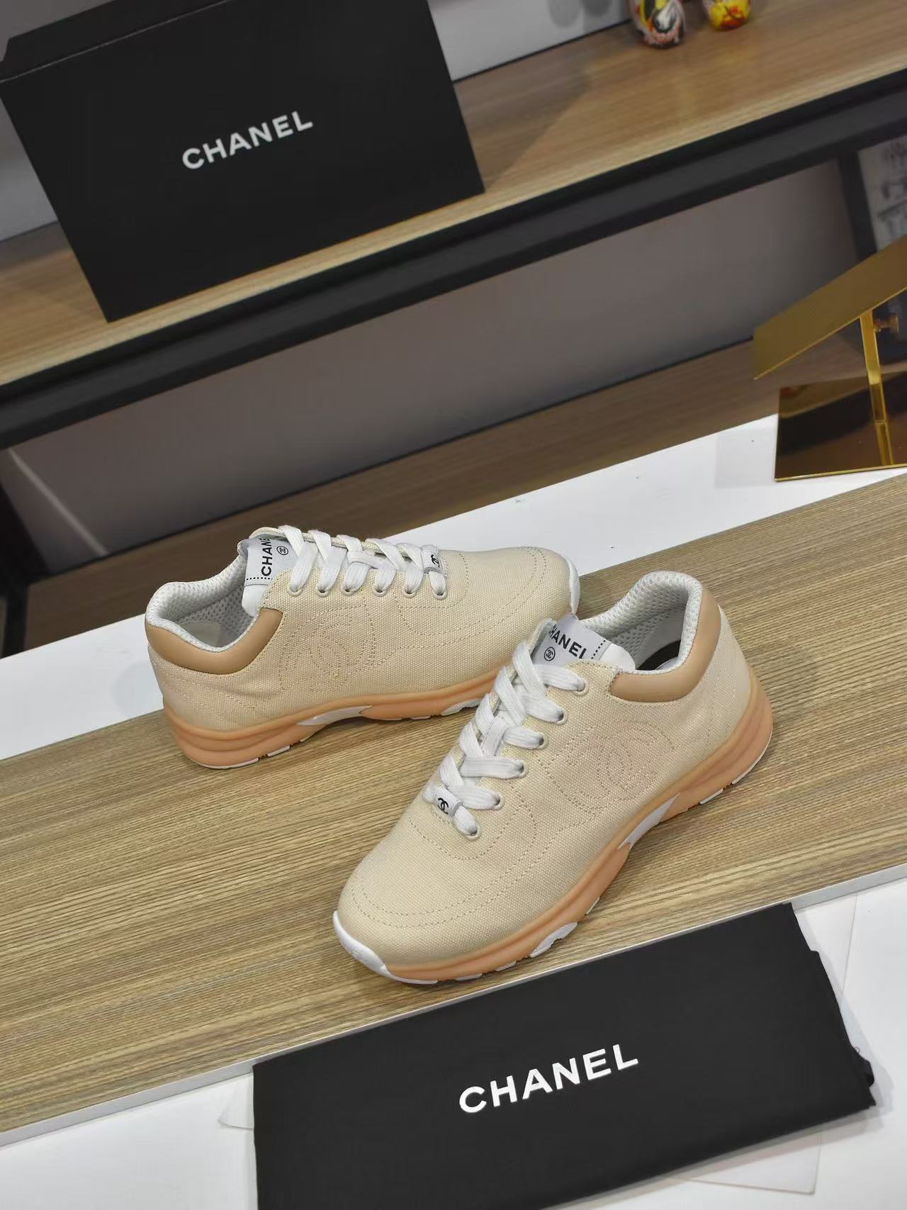 CHANEL 2024/25年 クルーズ コレクション ショー スニーカー