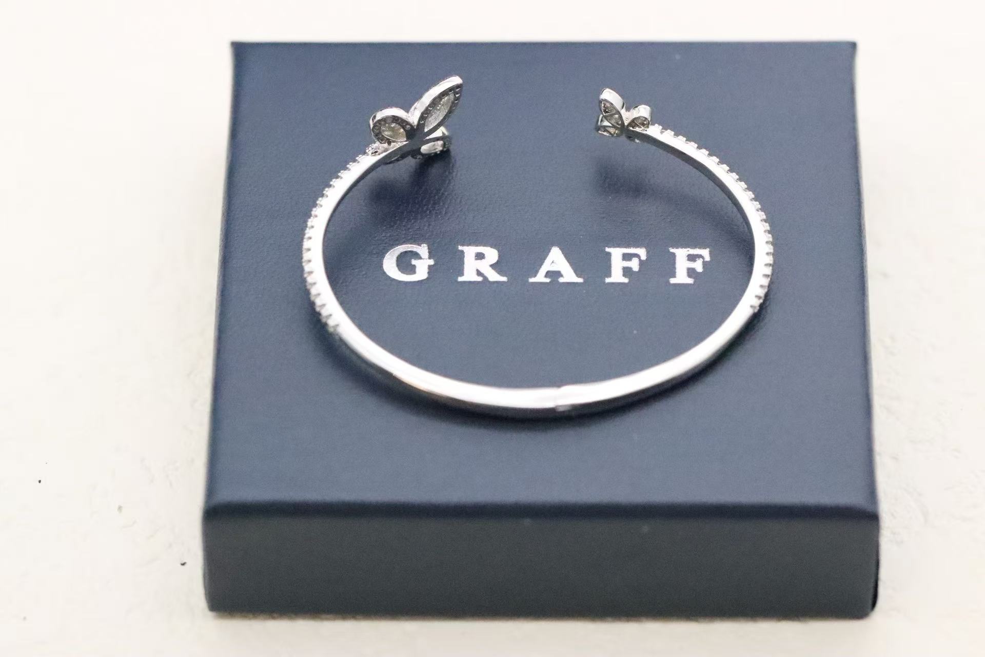 Graff バタフライ シルエット オープン ダイヤモンド バングル