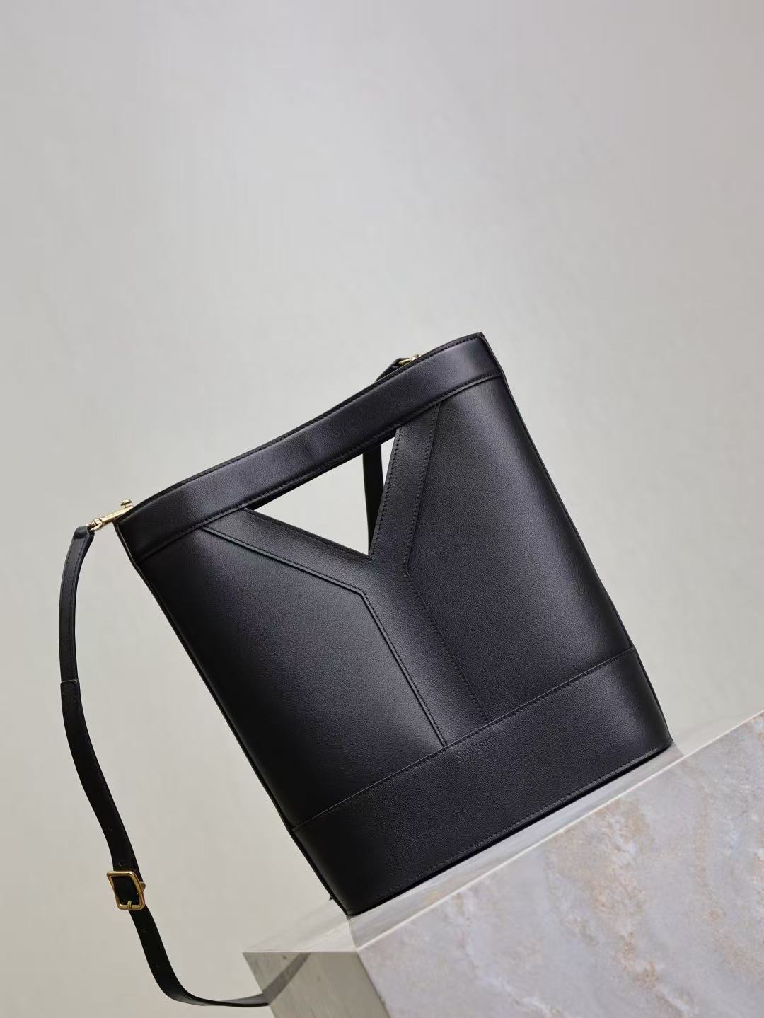 Saint Laurent サンローラン  Y スモールバケット（レザー）