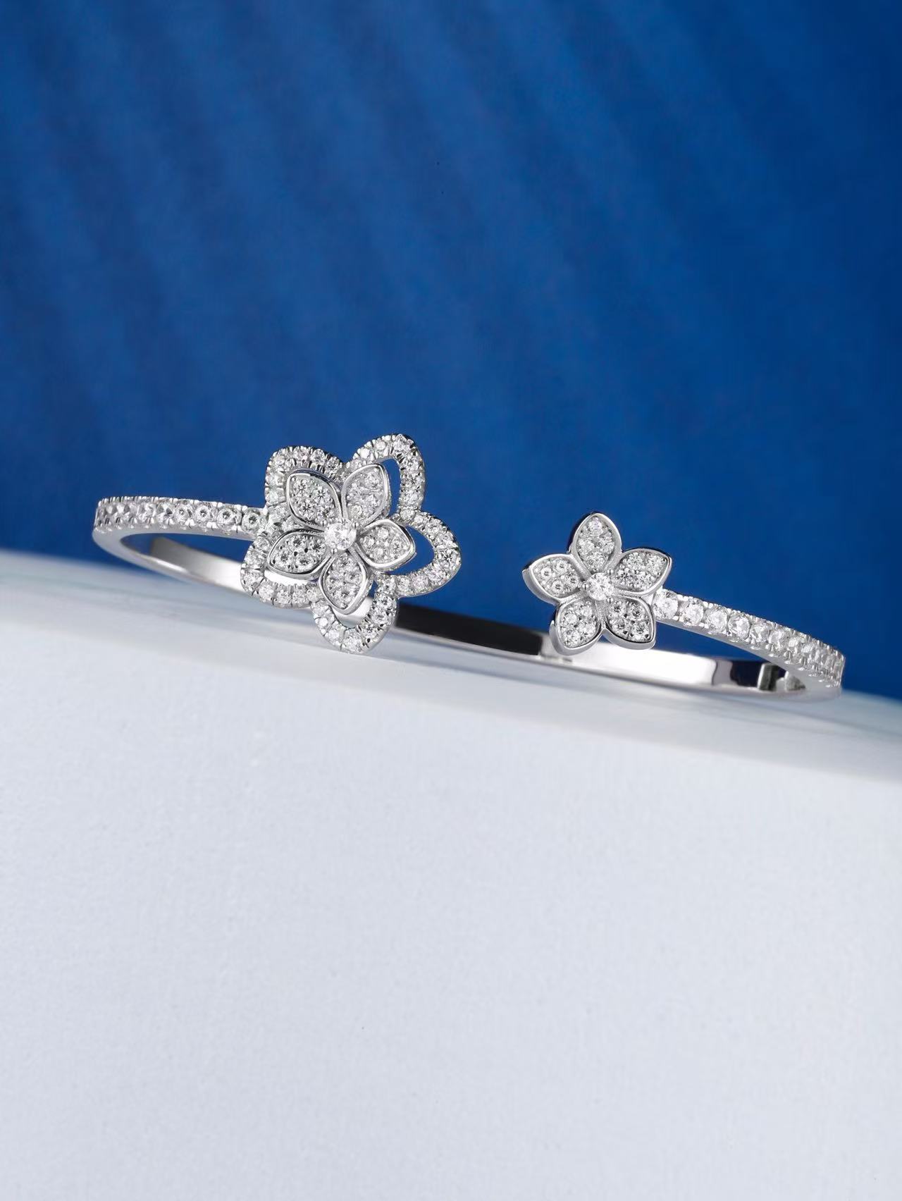 Graff ワイルドフラワー オープン ダイヤモンド バングル