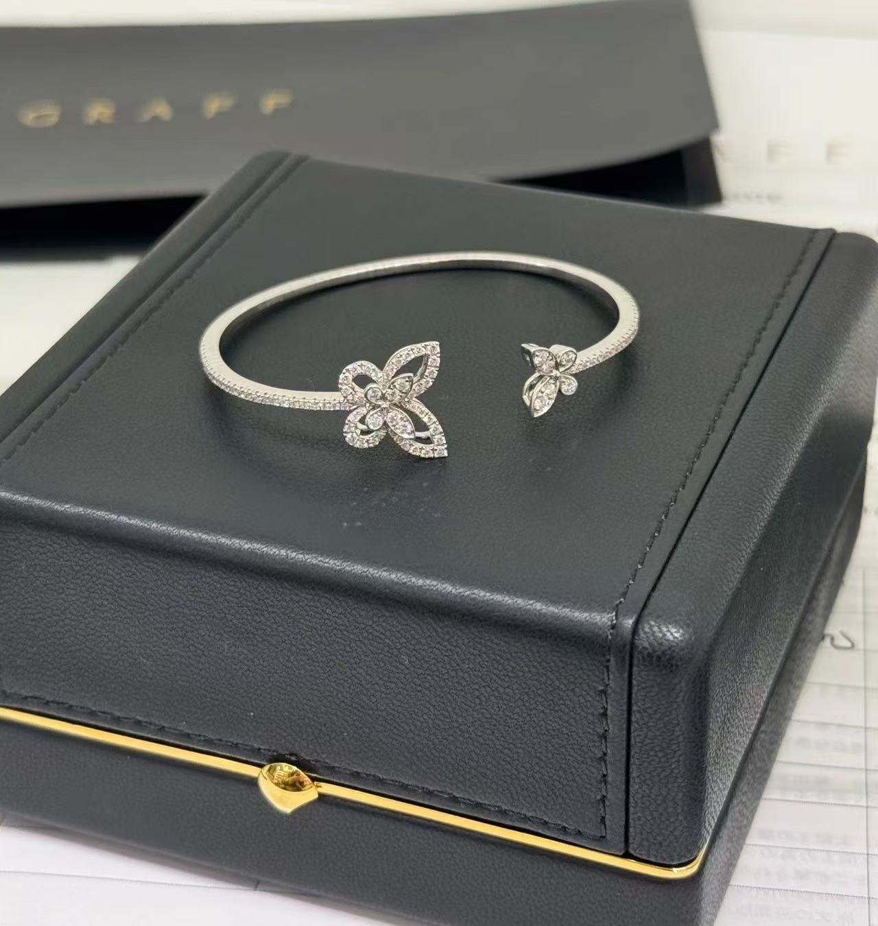Graff バタフライ シルエット オープン ダイヤモンド バングル