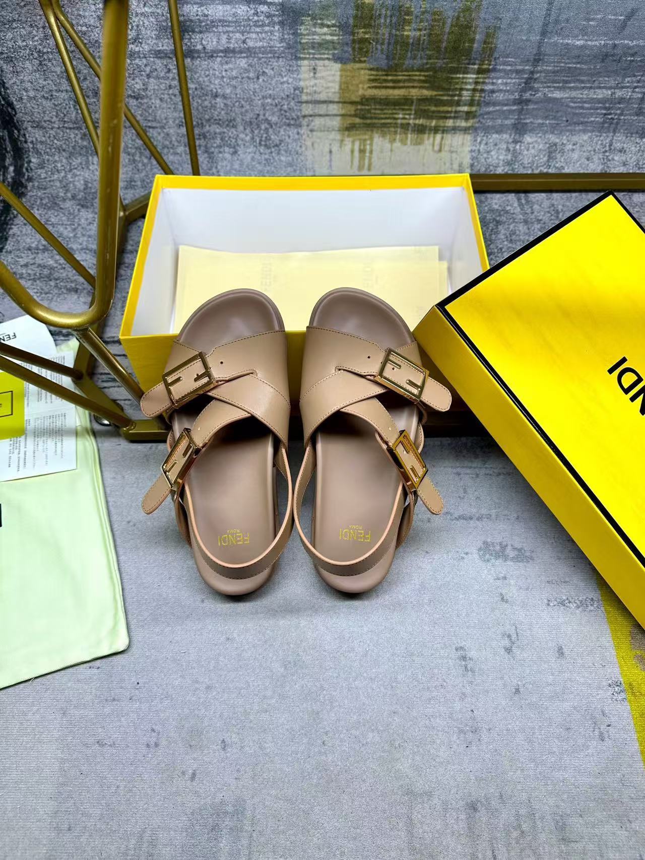 Fendi フェンディ フィール ベージュレザー スライド