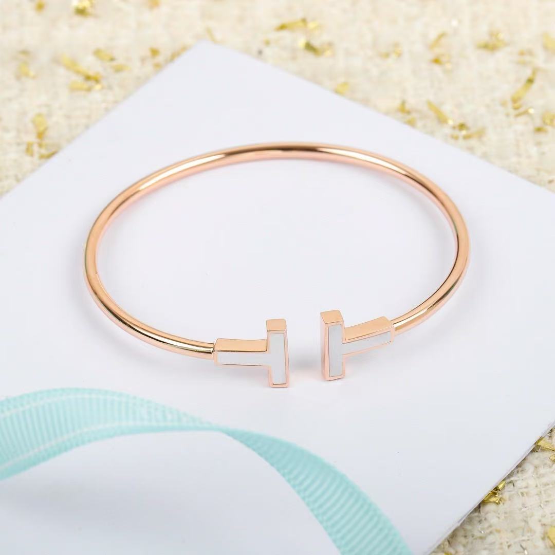 Tiffany ワイヤー ブレスレット イエローゴールドにマザーオブパールをセッティング