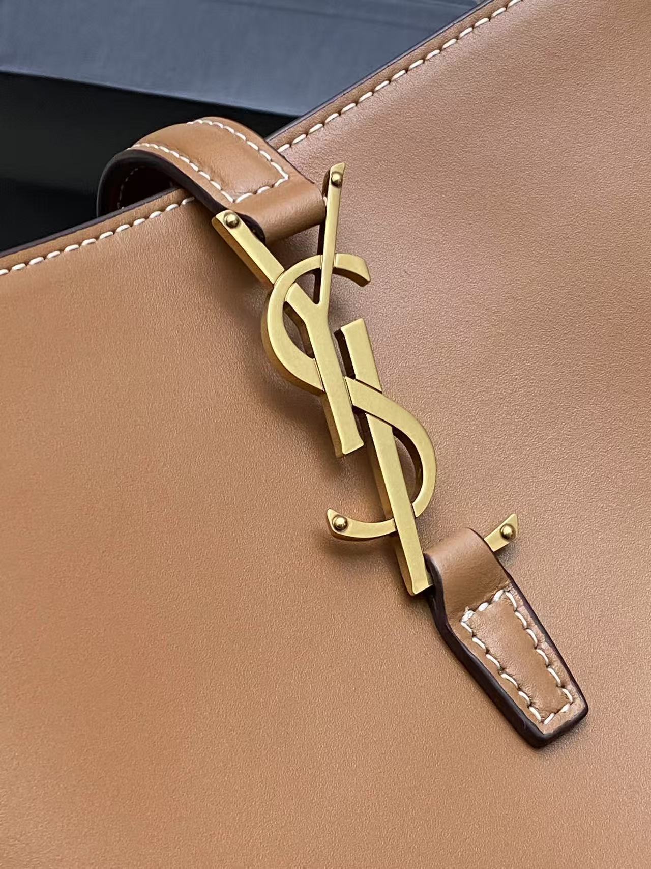 Saint Laurent サンローラン LE 37 スモール（シャイニーレザー）