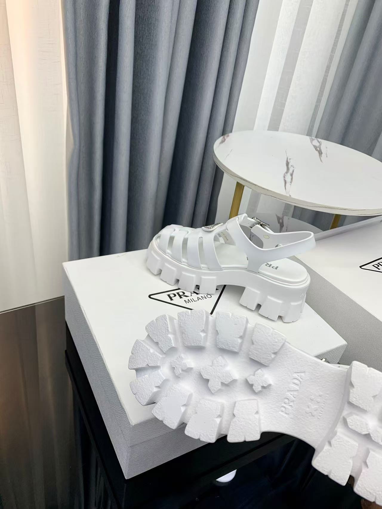 Prada プラダ モノリス ラバー サンダル