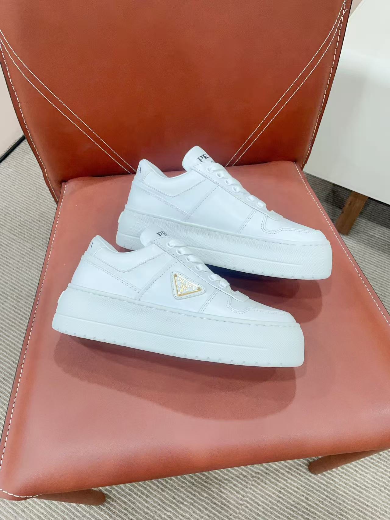 Prada プラダ ダウンタウン ボールド レザー スニーカー