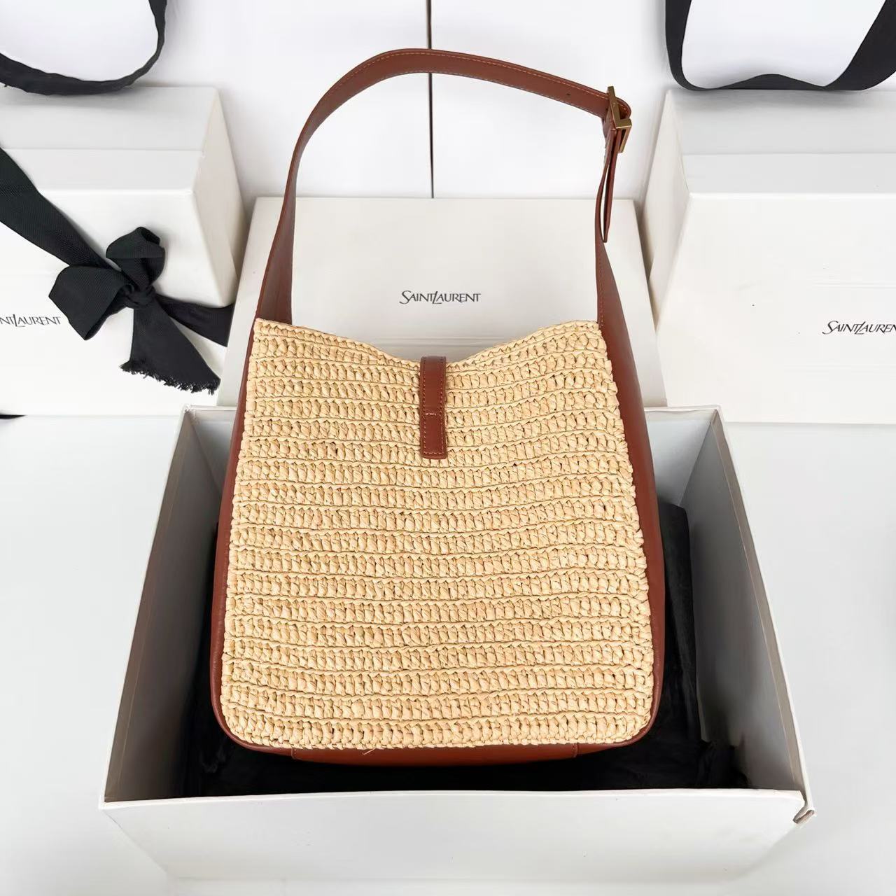 Saint Laurent サンローラン LE 5 À 7 ソフト スモール（ラフィア/レザー）