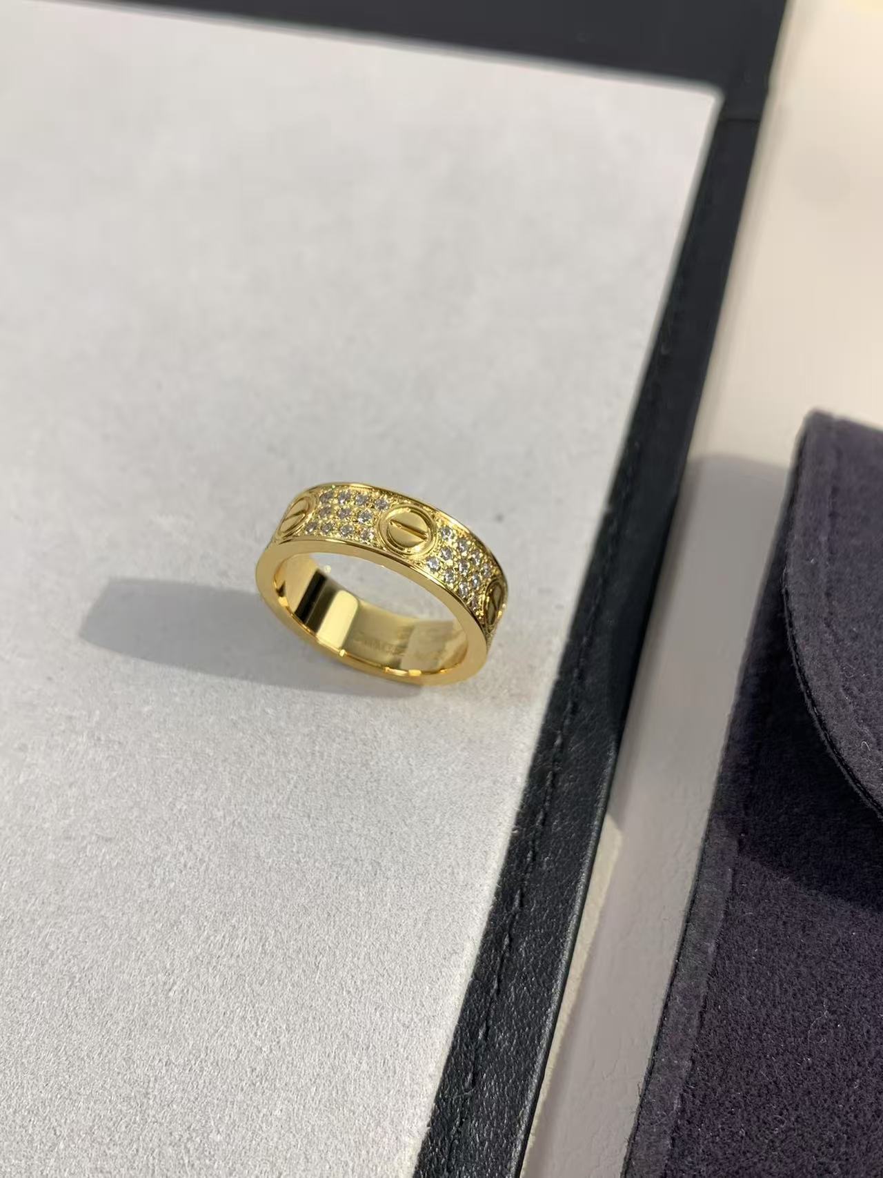 Cartier Love リング、スモールモデル、パヴェ