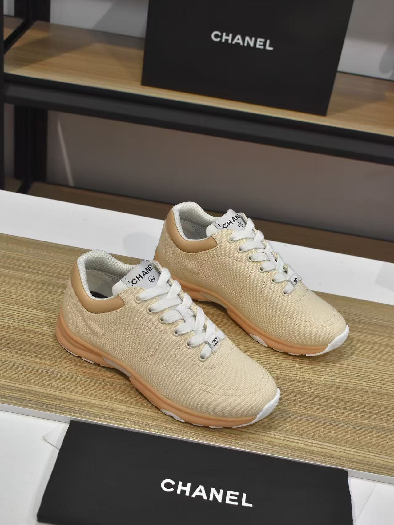 CHANEL 2024/25年 クルーズ コレクション ショー スニーカー