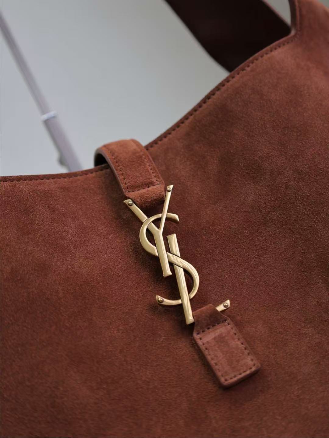 Saint Laurent サンローラン  LE 5 À 7 BEA（スエード）