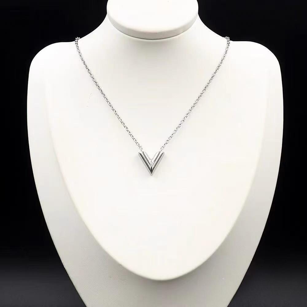 ルイ・ヴィトン ネックレス エッセンシャルV シルバー