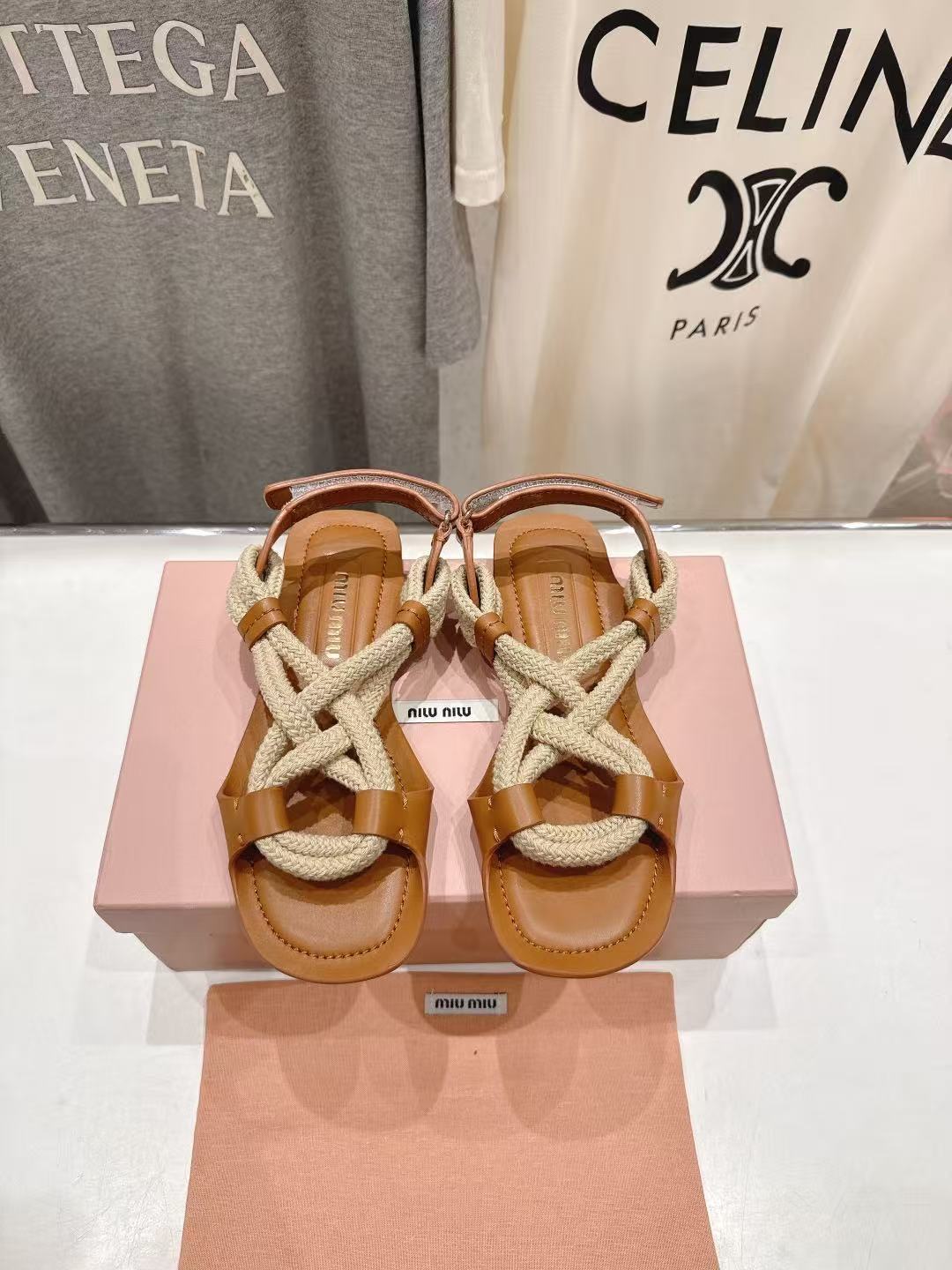 miumiu コード フラットサンダル