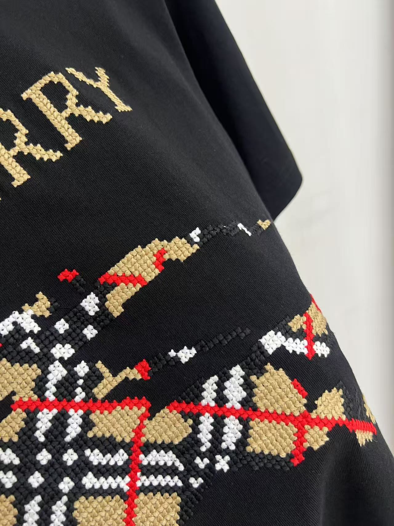 Burberry クロスステッチ EKD​ コットンTシャツ
