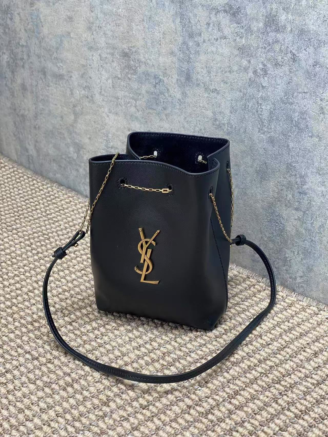 Saint Laurent サンローラン ポーチ（ラムスキン）